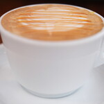 まちのパーラー - サルシッチャセット 1410円 のキャラメルカプチーノ