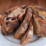 まちのパーラー - サルシッチャセット 1410円 のパン3種盛り合わせ