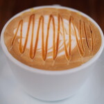 まちのパーラー - サルシッチャセット 1410円 のキャラメルカプチーノ