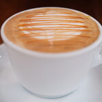 まちのパーラー - サルシッチャセット 1410円 のキャラメルカプチーノ