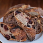 まちのパーラー - サルシッチャセット 1410円 のパン3種盛り合わせ