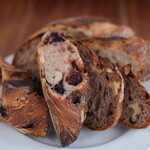 まちのパーラー - サルシッチャセット 1410円 のパン3種盛り合わせ