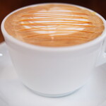 まちのパーラー - サルシッチャセット 1410円 のキャラメルカプチーノ