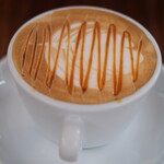 まちのパーラー - サルシッチャセット 1410円 のキャラメルカプチーノ