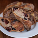 まちのパーラー - サルシッチャセット 1410円 のパン3種盛り合わせ