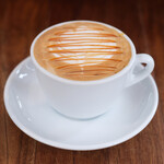 まちのパーラー - サルシッチャセット 1410円 のキャラメルカプチーノ