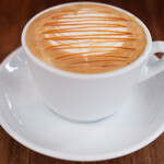 まちのパーラー - サルシッチャセット 1410円 のキャラメルカプチーノ