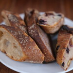 まちのパーラー - サルシッチャセット 1410円 のパン3種盛り合わせ