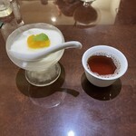 同心居 - 杏仁豆腐と烏龍茶
