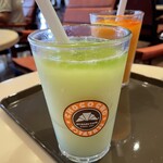 サンマルクカフェ - ドリンク写真:期間限定 シャインマスカットスムージー ¥690(税込) 奥に見えているのは富良野メロンスムージー