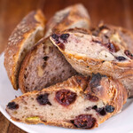 サルシッチャセット 1410円 のパン3種盛り合わせ