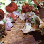 ケララキッチン - ピザカッターでカットされているわけではないので手でちぎって豪快にいただきましょう。旨いぞ！