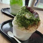 八幡家 - 奥:マスカット、手前: 黒蜜宇治金時