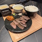 新宿牛タンローストビーフ 白か黒 - 