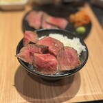 新宿牛タンローストビーフ 白か黒 - 