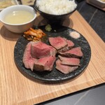 新宿牛タンローストビーフ 白か黒 - 