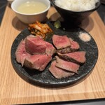 新宿牛タンローストビーフ 白か黒 - 