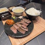 新宿牛タンローストビーフ 白か黒 - 