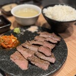 新宿牛タンローストビーフ 白か黒 - 