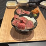 新宿牛タンローストビーフ 白か黒 - 