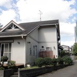 萌木 - 駐車場から見たお店の外観