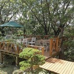 萌木 - 木々の中のバルコニー