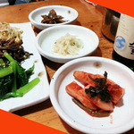 ナムル盛り合わせ734円・チャミスル