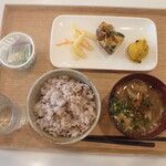 トーコーキッチン - 野菜のキッシュ 副菜二品 豚汁 ご飯