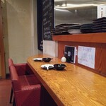 府中日本酒バルTOKUTOUSEKI - カウンター席