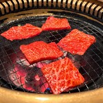 かがり火亭 - 普通のカルビでもこの肉の綺麗さ❤️
      柔らかいしまぢで美味しい( ´›ω‹｀)✨