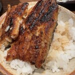 麟 - おかわりしたご飯に残りの「特上でしこ鰻」を乗せたミニ丼