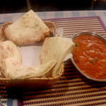 アジアンシターレ - チキンヴィンダルー（辛いチキンカレー）＆チーズナン