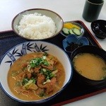 Marushiyoushiyokudou - もつ煮込定食（800円）。昼どきは駐車場がいっぱいなので自転車で行きました。昭和の香りが残る大衆食堂です。モツ煮はデカい器にたんまりと盛られており、おもわずニンマリです。たくわんもおいしい。梅干し自由