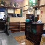 若松食堂 - L字型に折れ曲がった店内