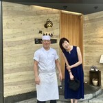 鮨 ともあき - 本日、お世話になったお兄様✨️一緒に是非✩⋆*॰¨̮⋆｡˚と仰って頂き2人でパシャリ⸝⸝ᵕ ᵕ⸝⸝✨️✨️