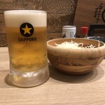 やきとんうまいもん横丁 まるたか - サッポロ黒ラベル生：５８３円、お通し（キャベツ、おかわり自由）：３５２円