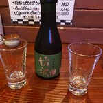 焼き鳥アポロ - 稲垣純米吟醸のボトルが常に冷蔵庫の中に冷えていたなんて知らなかった。隣の人が頼んでいるのを見て初めて気がつきました。。。再び日本酒に戻りました。だって稲波めっちゃ好きなの。
