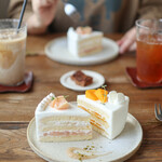 ミネロワ - 料理写真:２０２５年８月再訪：桃のショートケーキ＆宮崎県産完熟マンゴーのショートケーキ☆