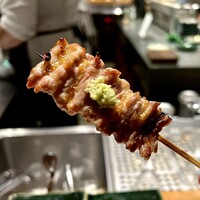 恵比寿 希鳥 - せせり：ワサビで食べるせせり。ジューシーで脂が口の中で溢れる。ワサビは脂に溶けて刺激は吸収され、弱めの刺激に。噛めば噛むほど旨みを感じ、味わい豊か。