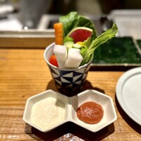 恵比寿 希鳥 - 野菜スティック：ソースは2種類。①鶏マヨネーズ②味噌：低温調理した地鶏胸肉に味噌汁、柚子胡椒を混ぜた味噌ダレ。