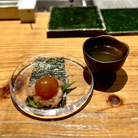 恵比寿 希鳥 - 《皿》金柑（ちょうちん）と胸肉のすりつぶしの海苔巻き：胸肉のとろみにキンカンの黄身が合わさり、旨みの
                    《皿》宮崎地頭鶏のガラスープ：鶏の旨みが染み出た良い味