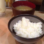 ロマンシング とんかつキッチン たぐ - 定食のごはん普通盛りと豚汁、キャベツ用マヨネーズ