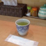 ロマンシング とんかつキッチン たぐ - 卓上には、ティシュー、塩、七味、ソース