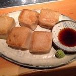 OSAKAきっちん。 - 毎日、手作りで仕込んでいる焼きゴマ豆腐です。