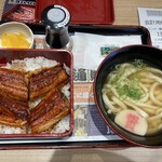 資さんうどん - 何でV字盛り付けなんだろ？