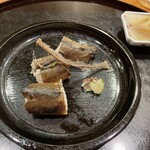 懐石料理 はし本 - 鮎の寿司:しっかりと焼き目をつけた鮎をお寿司に。骨もいただきました