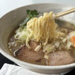 日光湯元レストハウス - 平打ち中太麺でいい感じにスープに絡んで美味しい