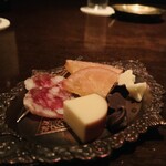 Bar Nave - チャーム：サラミ、チーズ、ドライフルーツ 、チョコ