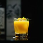 Bar Nave - ④ 宮崎産マンゴーのカイピリシマ（黒ラム、アニス）