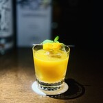 Bar Nave - ④ 宮崎産マンゴーのカイピリシマ（黒ラム、アニス）